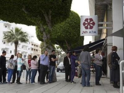 Οι τράπεζες στην Κύπρο άνοιξαν σε… απευθ...