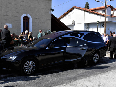 Φωτιά στο Ξυλόκαστρο: Θρήνος στις κηδείε...