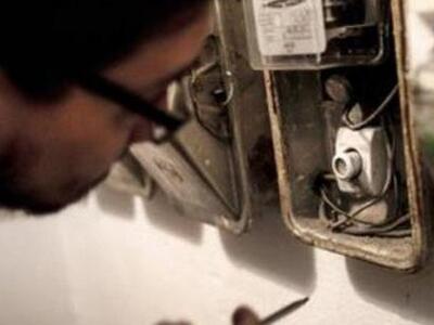 Πάτρα: Ηλεκτρολόγοι της ΕΕΤΕΜ επανασυνδέ...