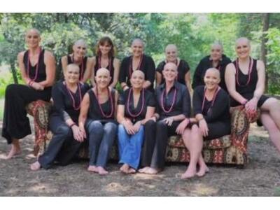 Ξύρισαν όλες το κεφάλι τους για συμπαράσ...