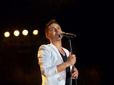 Ο Μ. Χατζηγιάννης τραγουδά για τις «Σειρ...