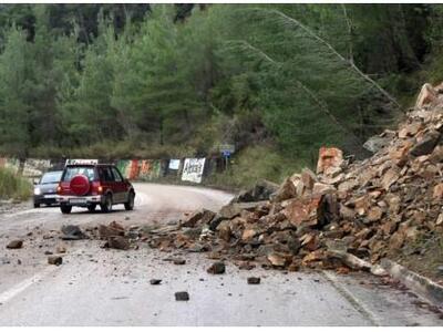 Ναυπακτία: Ακόμα σε εξέλιξη η κατολίσθησ...