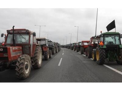 Τρίκαλα: Οι αγρότες με τα τρακτέρ βγαίνο...