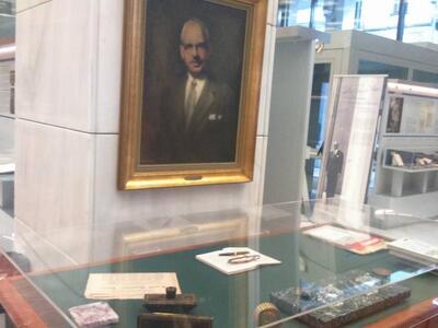 Το πορτρέτο του πάνω από το γραφείο του 