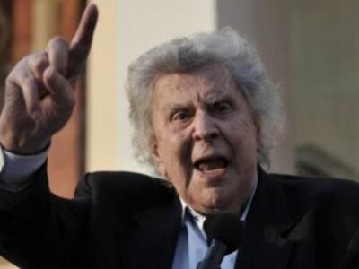 Στο νοσοκομείο ο Μίκης Θεοδωράκης