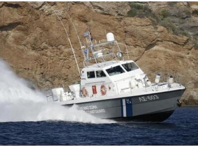 Αναποδογύρισε σκάφος - Στη θάλασσα οι τέ...