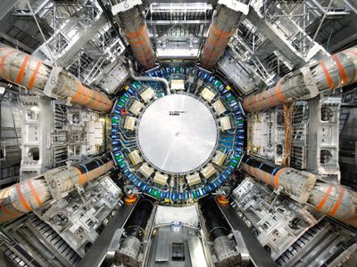 CERN: Ο Μεγάλος Επιταχυντής Αδρονίων κλε...