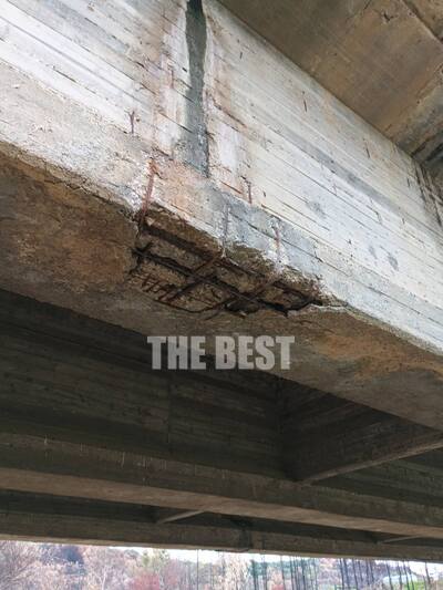 Τα ακραία δοκάρια της γέφυρας