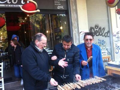 Στηη πλατεία Όλγας μπροστά στο Άστυ