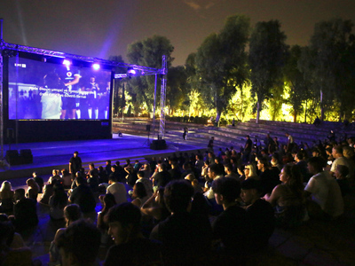 Οι Έλληνες στις πλατείες για τον αγώνα τ...