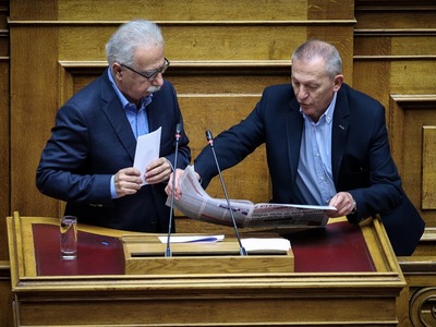 Ο Παφίλης ανέβηκε στο βήμα της Βουλής κα...