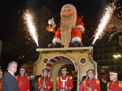 Γιατί επιμένουν να μεταφέρουν τη Φάτνη α...