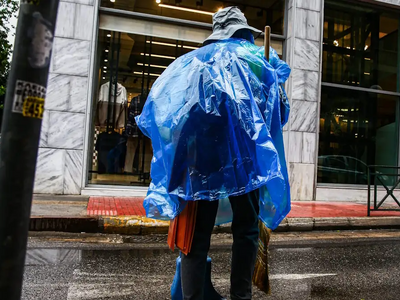 Καιρός σήμερα: Συννεφιά, βροχές και πτώσ...