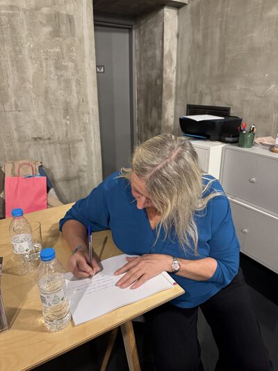 ΑΘΑΝΑΣΙΑ ΝΙΚΟΛΟΠΟΥΛΟΥ  ΣΥΝΥΠΟΓΡΑΦΕΙ ΤΟ ΒΙΒΛΙΟ