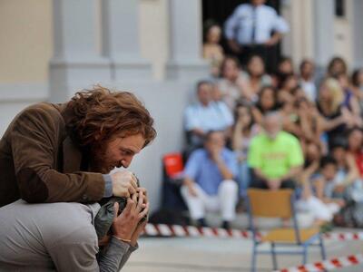 Δείτε φωτογραφίες από μια παράσταση του «δρόμου»