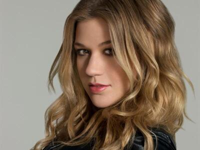 Το Stronger της Kelly Clarkson κατευθεία...