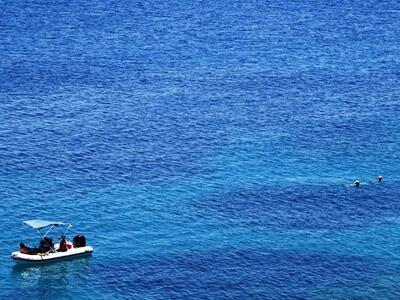 Γύθειο: Το σκάφος τους βυθίστηκε και κολ...