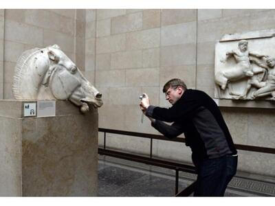 Επίθεση της Telegraph στην Αμάλ για τα γλυπτά