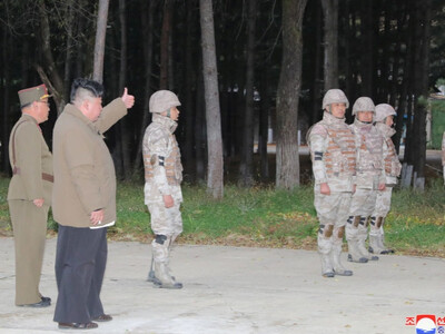 Β. Κορέα: Απειλεί με «συντριπτικά στρατι...