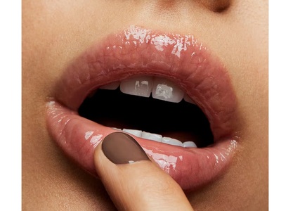 Ροζέ στόμα και καφέ μανικιούρ