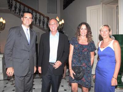 Ο Γάλλος πρέσβης και η σύζυγός του με το...