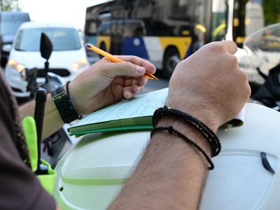 «Πλατεία Καραϊσκάκη προσοχή, κόβουν...»-...