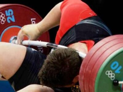 Λονδίνο 2012: Η μπάρα έπεσε στον αυχένα ...