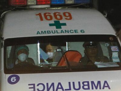 Ασθενοφόρο που μεταφέρει ένα από τα παιδ...