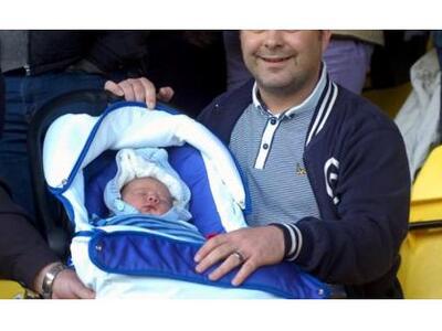 Ο πατέρας πήγε στο γήπεδο, με τον μόλις ...