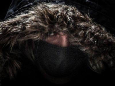 Διαψεύδει τα περί μπράβων και χαρτοριχτρ...