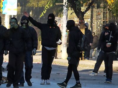 Άγρια συμπλοκή κουκουλοφόρων με μαθητές ...