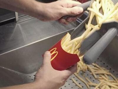 Έτσι φτιάχνονται οι πατάτες των McDonald...