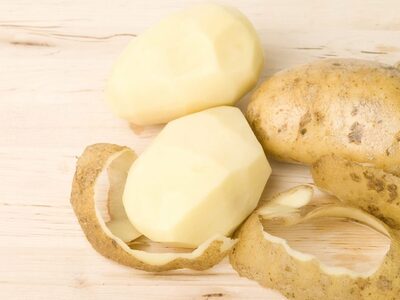 Πώς να ξεφλουδίσετε τις πατάτες χωρίς κό...