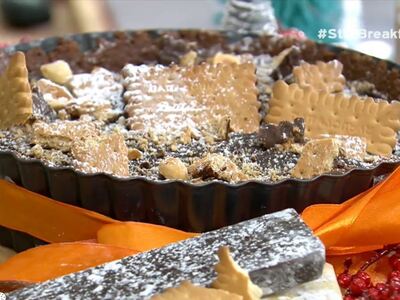 Γιορτινή σοκολατένια τάρτα με μπισκότα α...