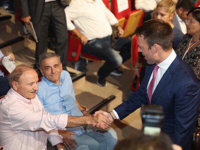 Κόμμα εξουσίας ή παιδική χαρά - χαρά της...