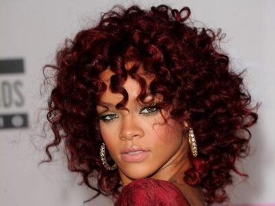 Εντυπωσίασε με ένα κατακόκκινο φόρεμα η Rihanna!