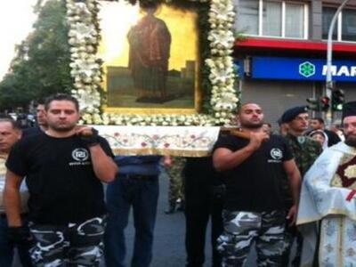 Λιτανεία εικόνας από μέλη της Χρυσής Αυγ...