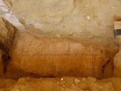   Στο κέντρο και μπροστά από την είσοδο,...