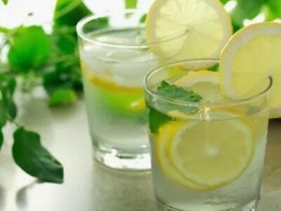 Γιατί είναι καλό να πίνουμε ζεστό νερό μ...