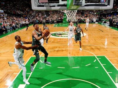  Χόρεψαν τσάμικο για τον Αντετοκούνμπο σ...