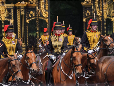 Λονδίνο: Στρατιωτικά άλογα ξέφυγαν πάλι ...