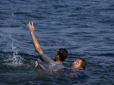 Η τραγωδία των προσφύγων στο Αιγαίο συνε...