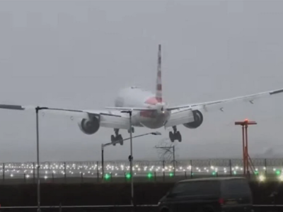 Boeing 777: Αναγκαστική προσγείωση αεροπ...