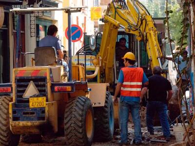 Πάτρα: "Φτιάχνει" τους δρόμους...