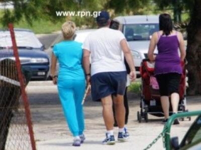 Η χαλαρή βόλτα του Καραμανλή με σορτσάκι...