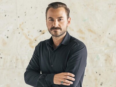 Ο Έλληνας κοσμηματοποιός που επέλεξαν γι...