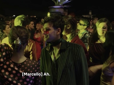 Δεξιά, όταν μπαίνει στο party η Emily