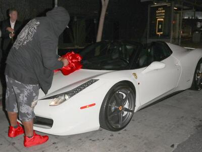 Μια Ferrari δώρο γενεθλίων για την Κάιλι...