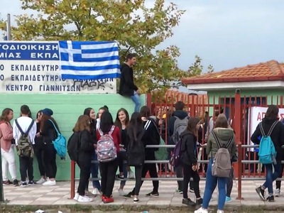 Πορεία μαθητών κατά των προσφύγων στα Γι...