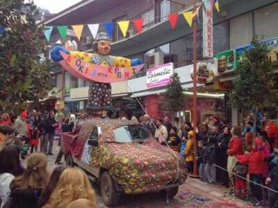 Kαρναβαλιστής έπεσε από το άρμα και τραυ...